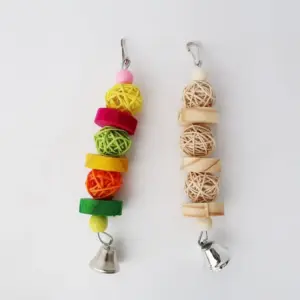 brinquedo de madeira e rattan para pássaros