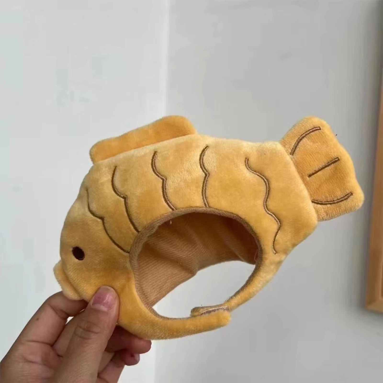 chapéu de gato de pelúcia em formato de peixe