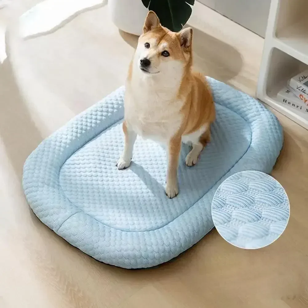 Cama Refrescante para Cães e Gatos de Seda Gelada Antiderrapante - Imagem 2