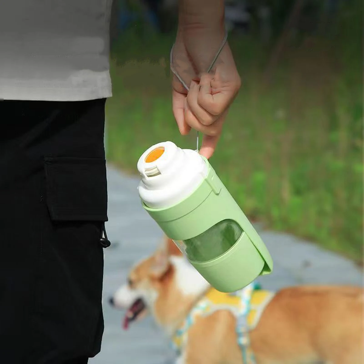Garrafa Portátil para Cães e Gatos com Ração e Água - Imagem 5