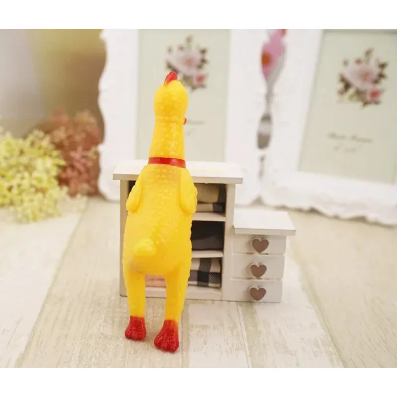 Brinquedo de Borracha para Cães Frango Amarelo com Som 17 cm - Imagem 2