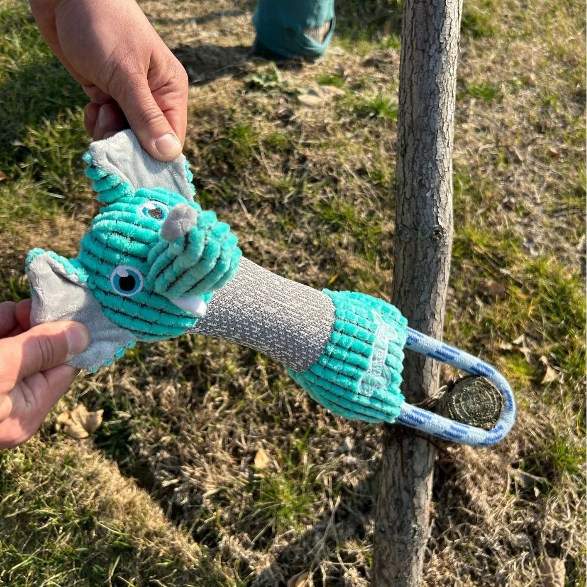 Brinquedo de Veludo para Cães com Apito Interno Resistente à Mordida - Imagem 3