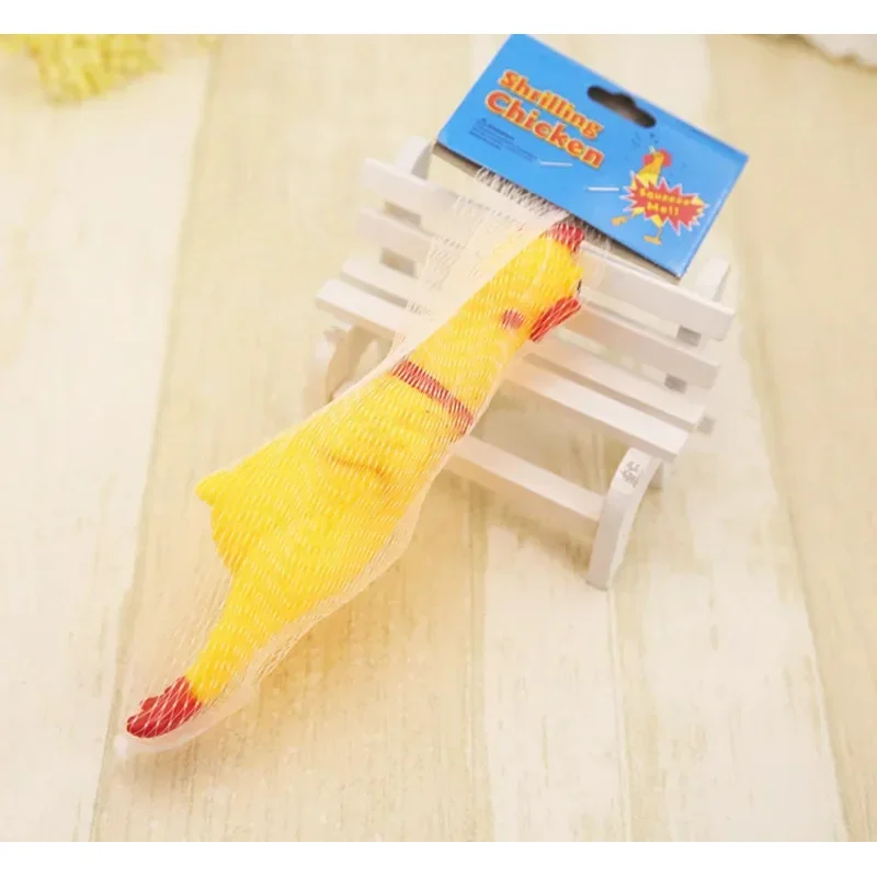 Brinquedo de Borracha para Cães Frango Amarelo com Som 17 cm - Imagem 4