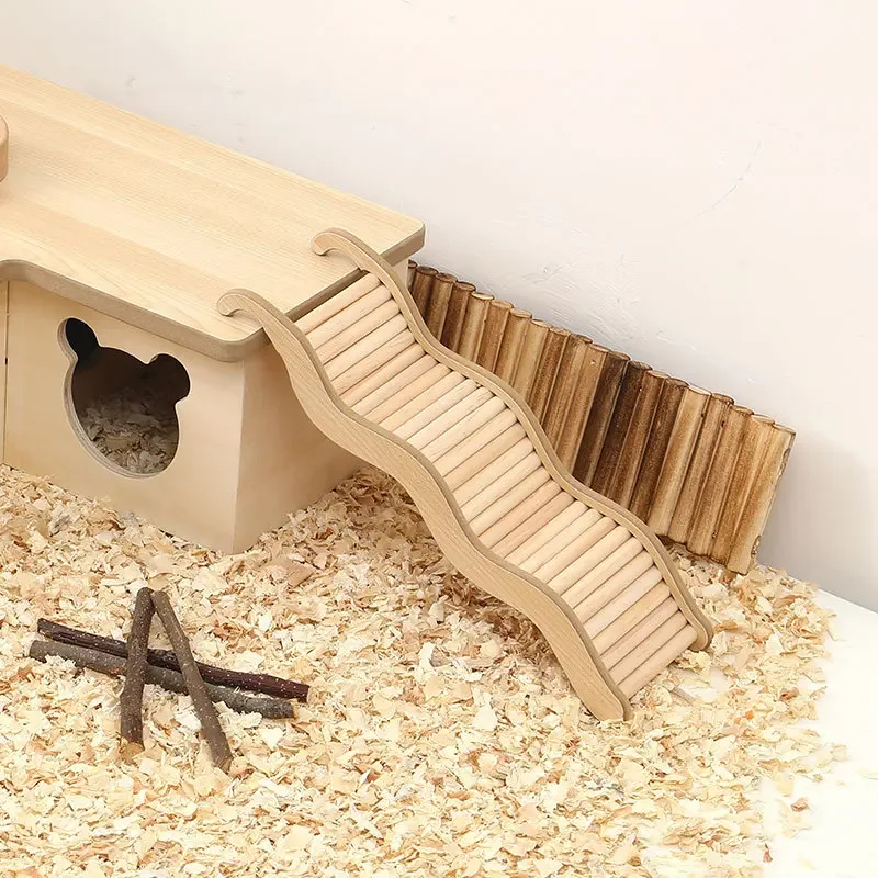 escada ondulada de madeira para hamster
