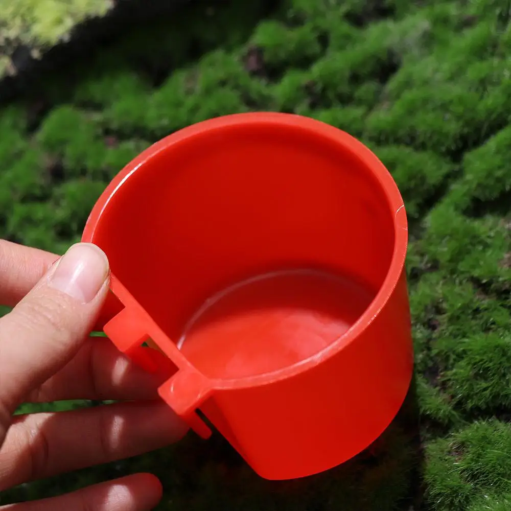 Comedouro Suspenso para Aves e Coelhos de Plástico 8 oz com Gancho - Imagem 5