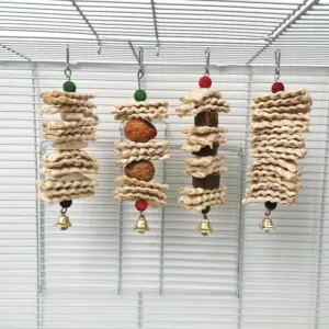 brinquedo para pássaros de cascas de milho