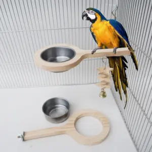 poleiro para pássaros com tigelas