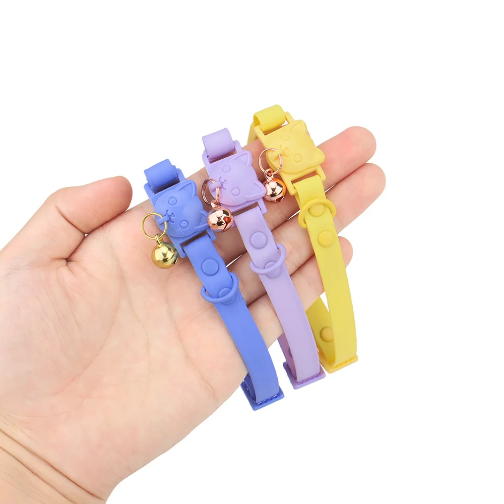 Coleira para Gatos de PVC Ajustável com Sino Pequeno e Impermeável - Imagem 4