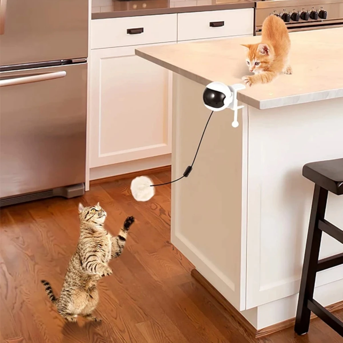 Brinquedo Elétrico para Gatos com Bola Retrátil Automática para Mesa - Imagem 4