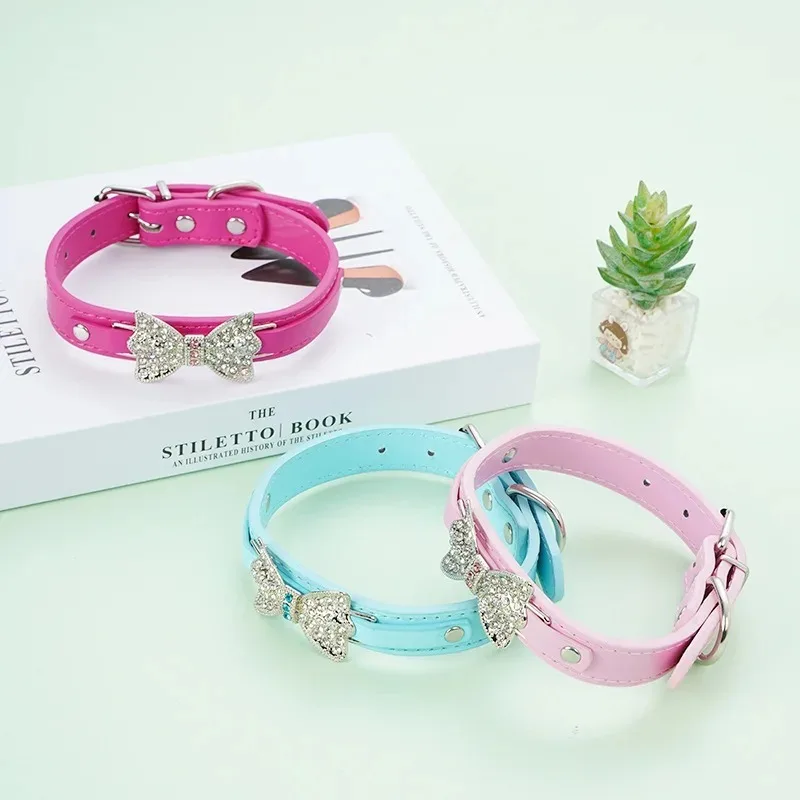Coleira para Cães de Couro Sintético com Strass e Laço Ajustável - Imagem 3
