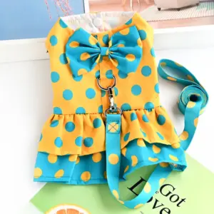vestido e trela para cães pequenos