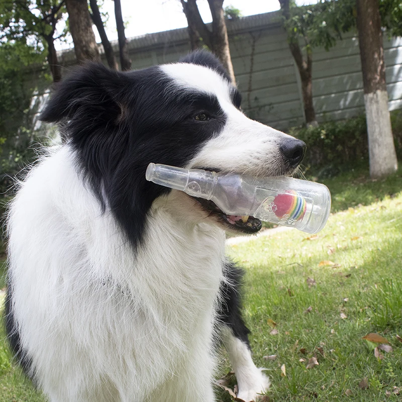 Brinquedo para Cães Garrafa de Cerveja com Bola de Tênis e Som - Imagem 4