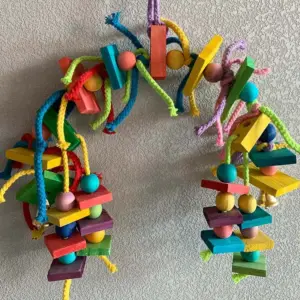 brinquedo de madeira para pássaro