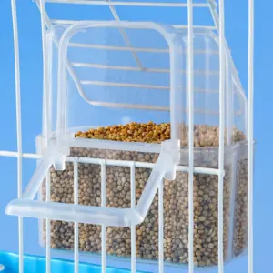 copo alimentador para pássaros transparente