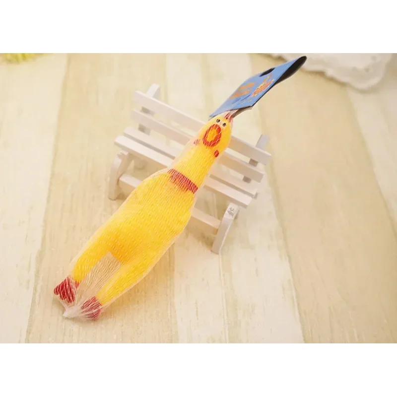 Brinquedo de Borracha para Cães Frango Amarelo com Som 17 cm - Imagem 5