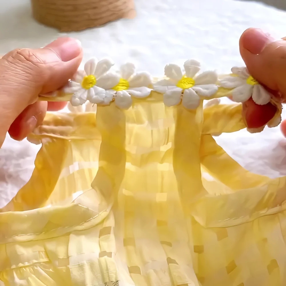 Vestido Floral para Cães e Gatos Pequenos com Colar de Flor - Image 4