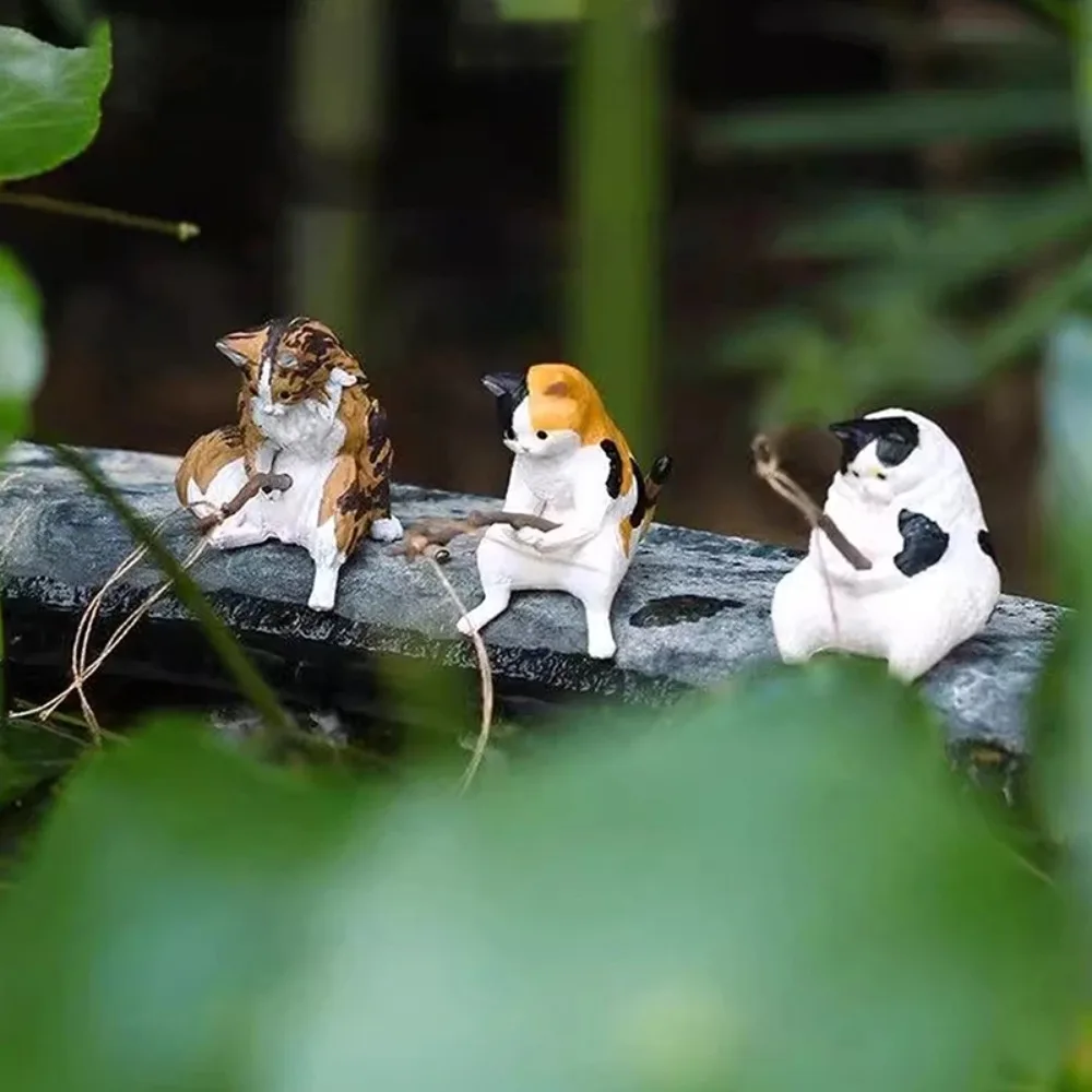 estatueta de gatinho pescador para aquário