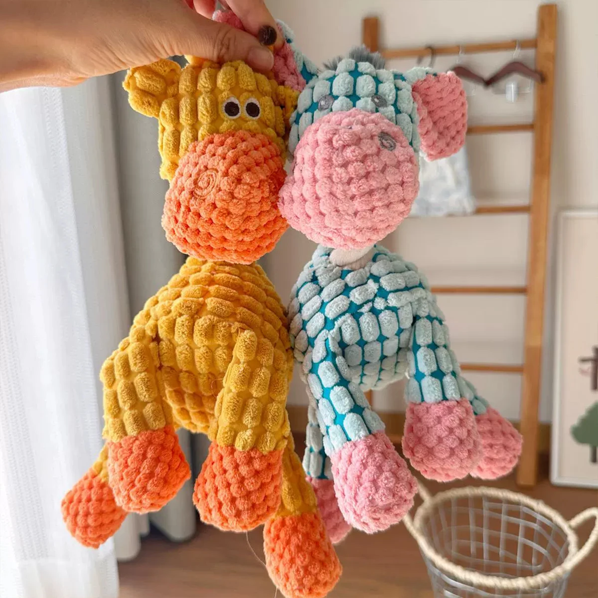 Brinquedo de Pelúcia Burro para Cães com Apito Interno de 22 a 25,5 cm - Imagem 5