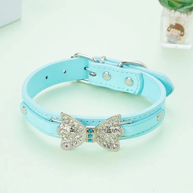 Coleira para Cães de Couro Sintético com Strass e Laço Ajustável - Imagem 6