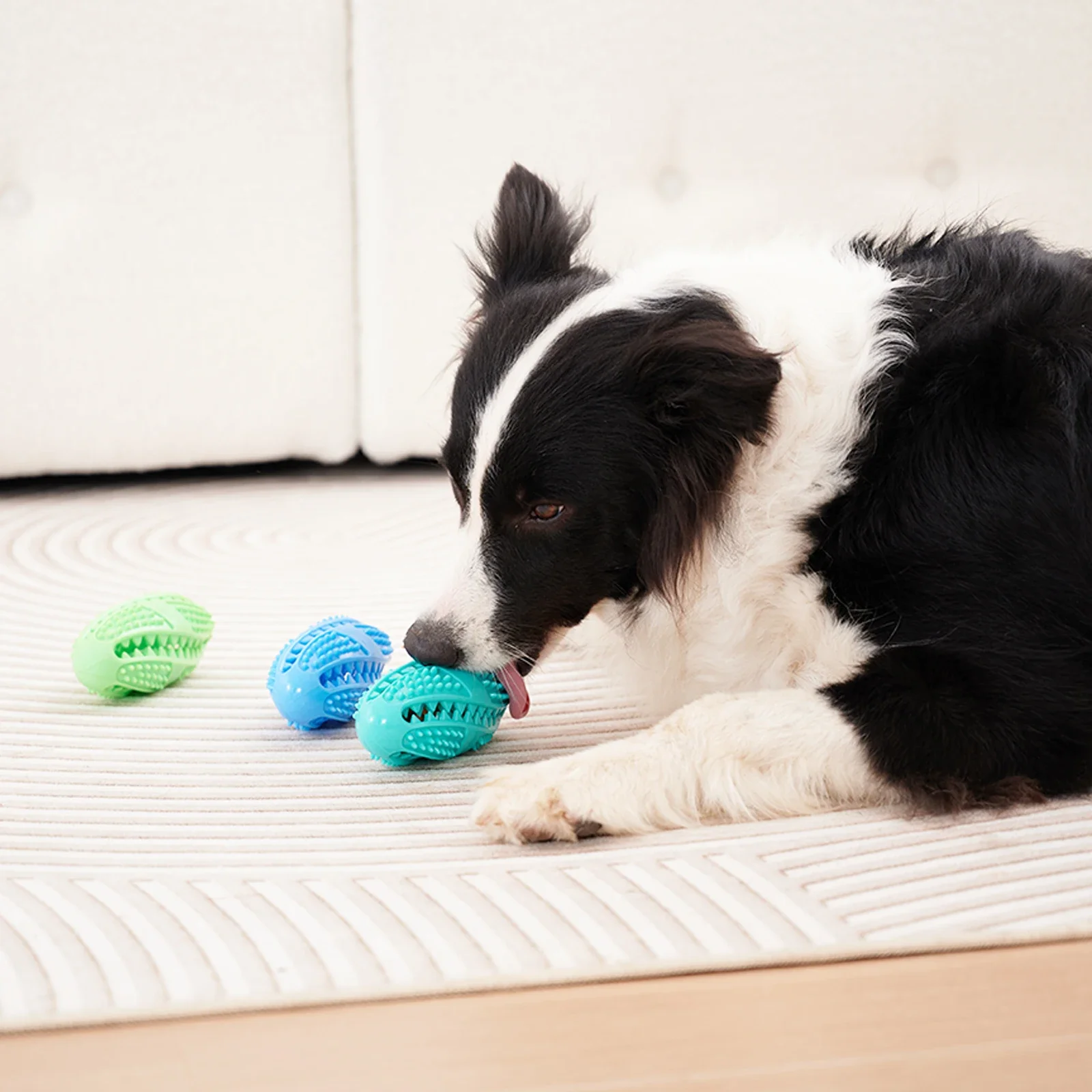 Bola Interativa para Cães de Borracha Natural com Dispensador - Imagem 3