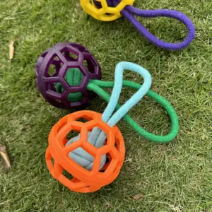 bola de mastigar para cães com alça de corda