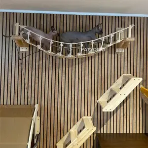 prateleira de madeira para gatos de parede