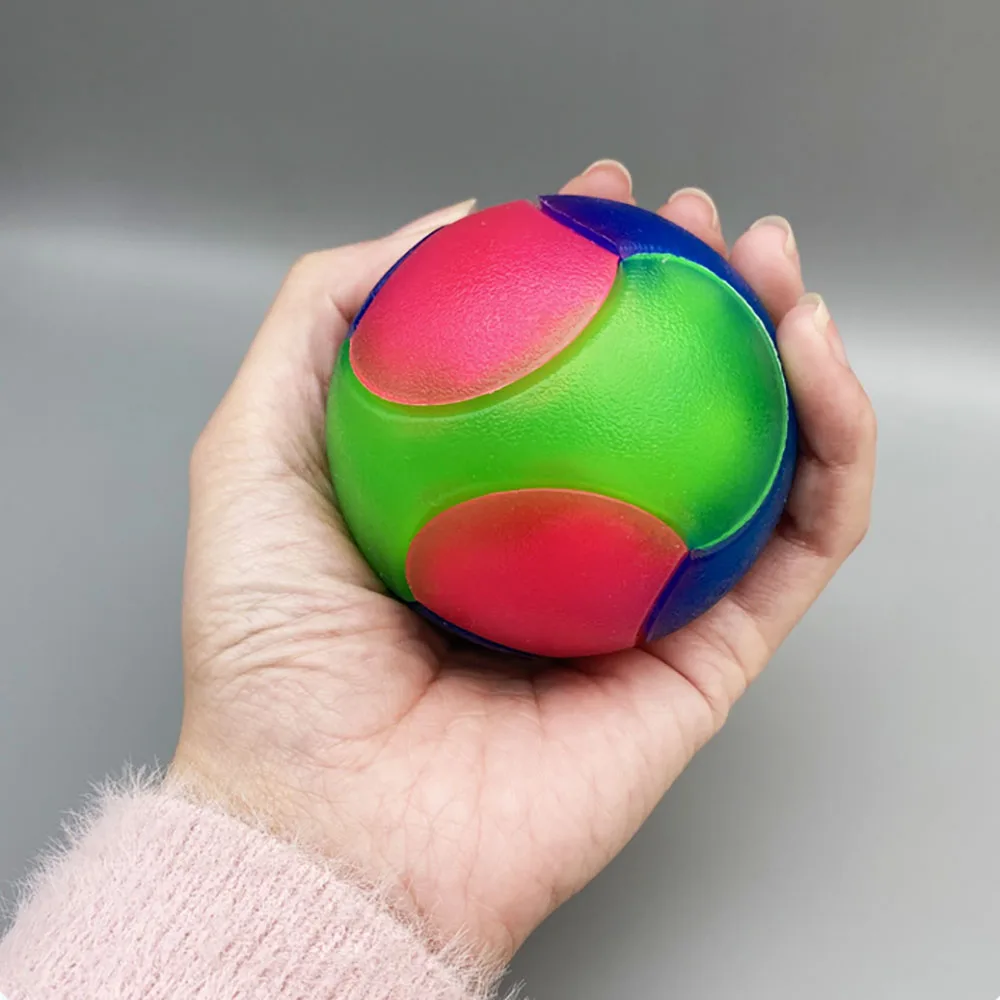 Bola LED para Cães de Silicone 5,5 cm Brilha no Escuro por 10s - Imagem 6