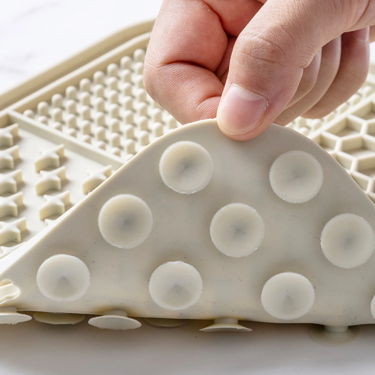 Tapete de Lamber para Pets de Silicone com Ventosa - Imagem 4