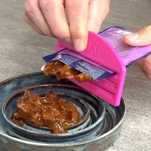 espremedor de comida para gatos
