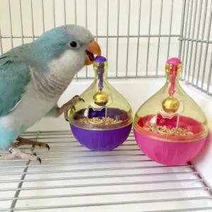brinquedo dispensador de petiscos para pássaros