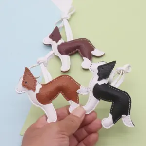 chaveiro de pelúcia de couro com estampa de cachorro